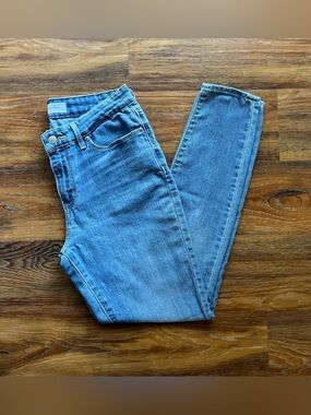 Signature Levi Strauss Mid Rise Skinny Jeans in Light Wash Blue - Size 8M